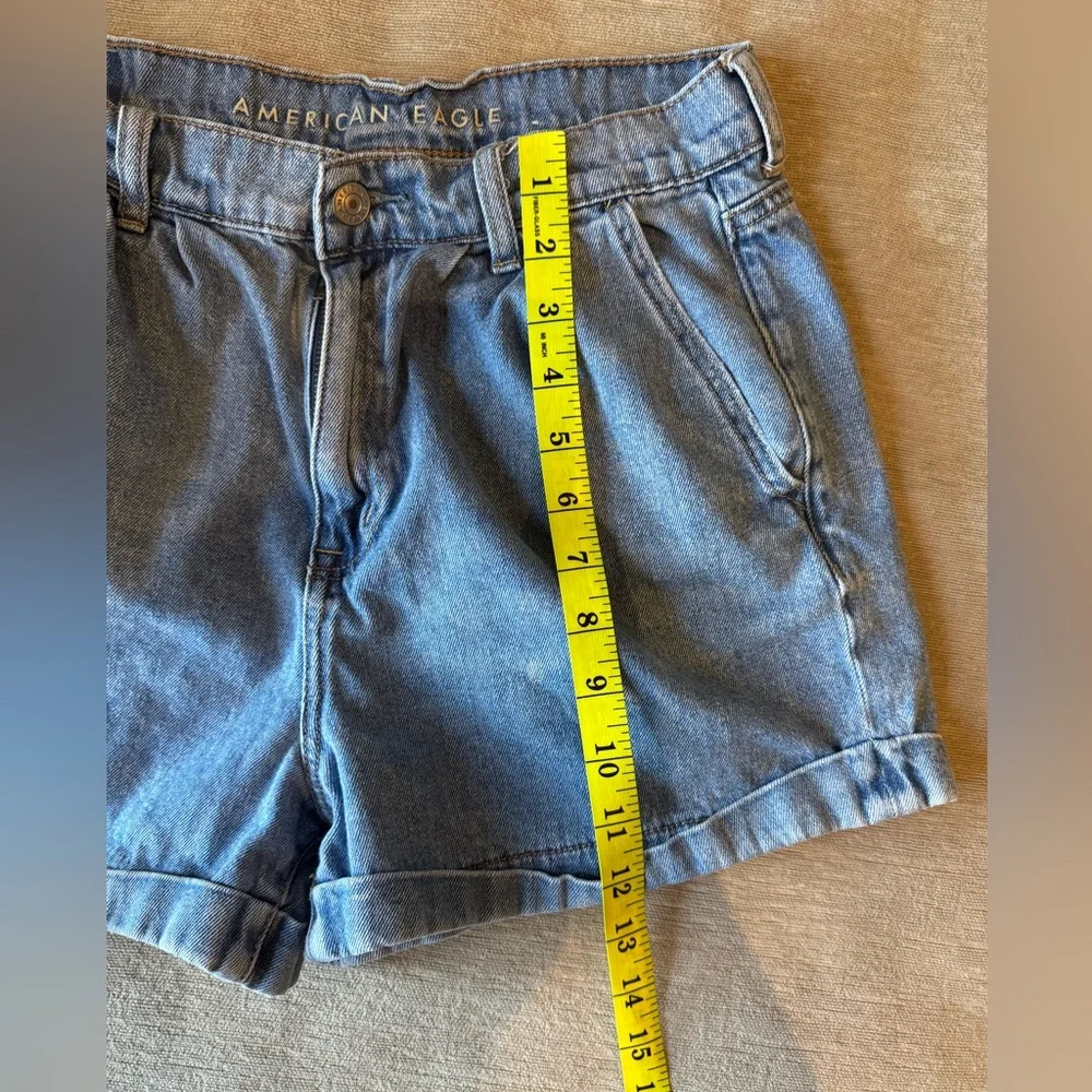American Eagle Mom Shorts Women’s 6 Light Wash Denim High Rise Cuffed Casual